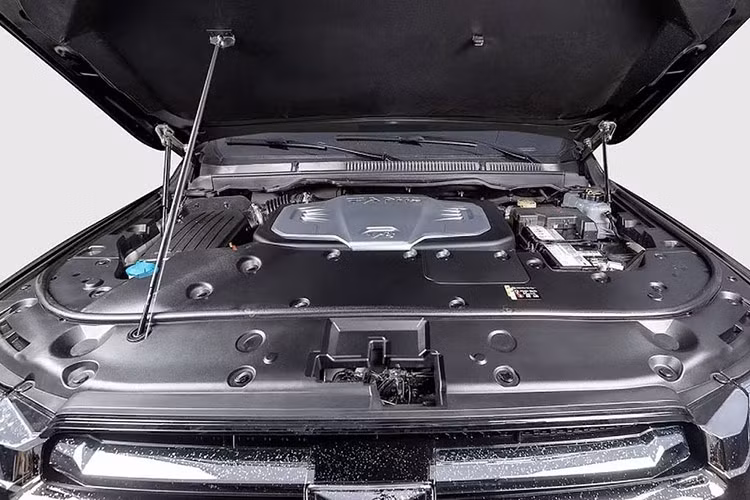 Về truyền động, GWM Tank 500 phiên bản chống đạn dùng động cơ xăng V6 tăng áp kép dung tích 3.0L, cho công suất tối đa 355 mã lực cùng mô-men xoắn cực đại 500 Nm. Theo Drive, GWM Tank 500 có trọng lượng không tải là 2,6 tấn và với lớp giáp bảo vệ bằng thép, xe có thể nặng thêm 1 tấn cho tổng trọng lượng của xe.