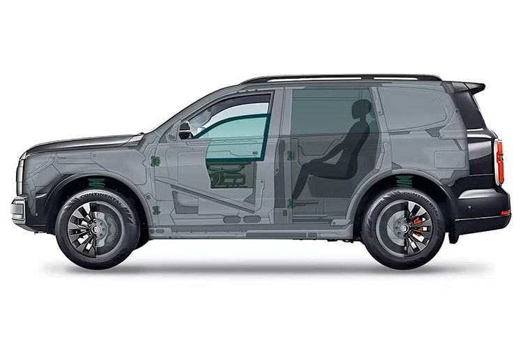 Những hình ảnh mà ArmorGroup đăng tải có thể thấy lớp thép trên mẫu xe SUV GWM Tank 500 của Trung Quốc phiên bản bọc thép được lắp bên dưới các tấm vỏ xe để tạo ra một lớp bảo vệ an toàn hơn cho khoang cabin và khoang động cơ.