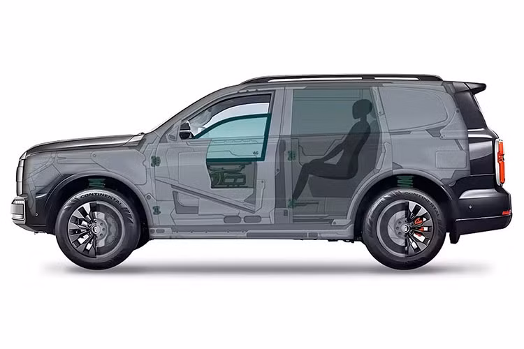 Những hình ảnh mà ArmorGroup đăng tải có thể thấy lớp thép trên mẫu xe SUV GWM Tank 500 của Trung Quốc phiên bản bọc thép được lắp bên dưới các tấm vỏ xe để tạo ra một lớp bảo vệ an toàn hơn cho khoang cabin và khoang động cơ.