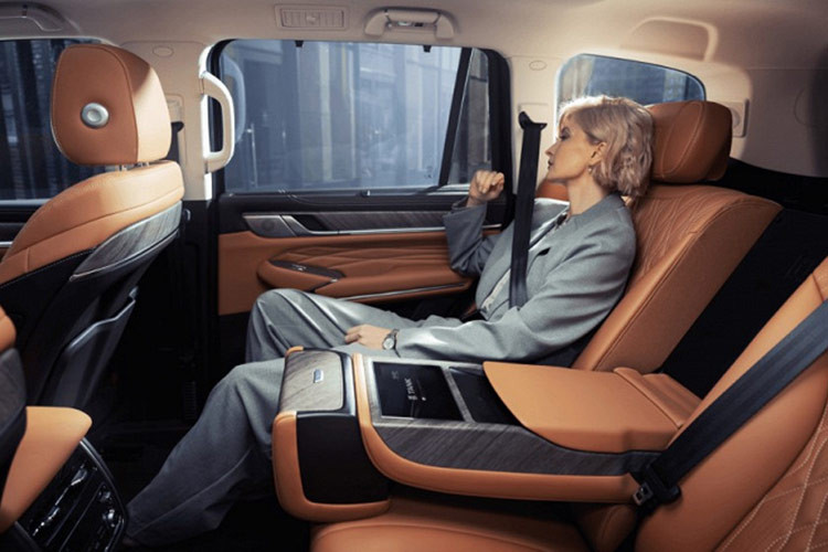 Ngoài ra, xe còn được trang bị bình chữa cháy trong khoang động cơ, kính chống đạn và bánh xe vẫn có khả năng di chuyển ngay cả khi lốp bị thủng. Phanh và các bộ phận hệ thống treo được nâng cấp để đáp ứng khối lượng tăng thêm bởi bộ “giáp”.