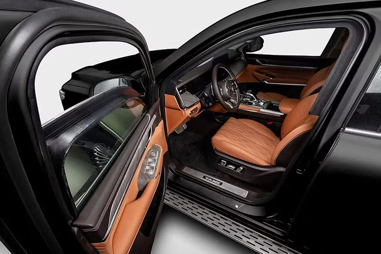 Chưa dừng lại ở đó, chiếc Tank 500 này còn được lắp thêm tấm thép bảo vệ ở cửa kính hậu và cửa sổ trời, cũng như gầm xe và khoang động cơ.