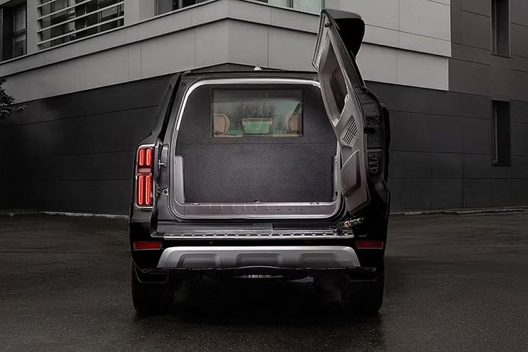 Còn lại, chiếc SUV GWM Tank 500 của nhà sản xuất ôtô Trung Quốc này vẫn được giữ lại các thiết kế như trên xe nguyên bản, bao gồm cả các chức năng hỗ trợ người lái và an toàn.