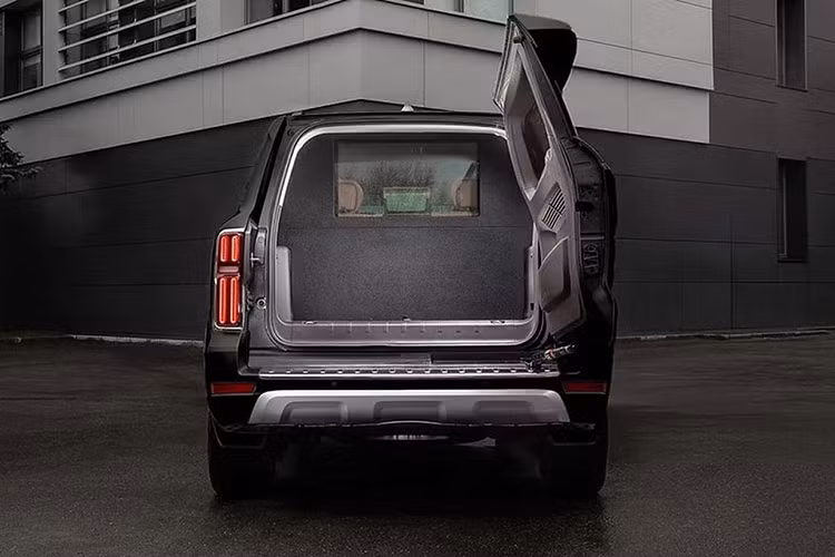 Còn lại, chiếc SUV GWM Tank 500 của nhà sản xuất ôtô Trung Quốc này vẫn được giữ lại các thiết kế như trên xe nguyên bản, bao gồm cả các chức năng hỗ trợ người lái và an toàn.