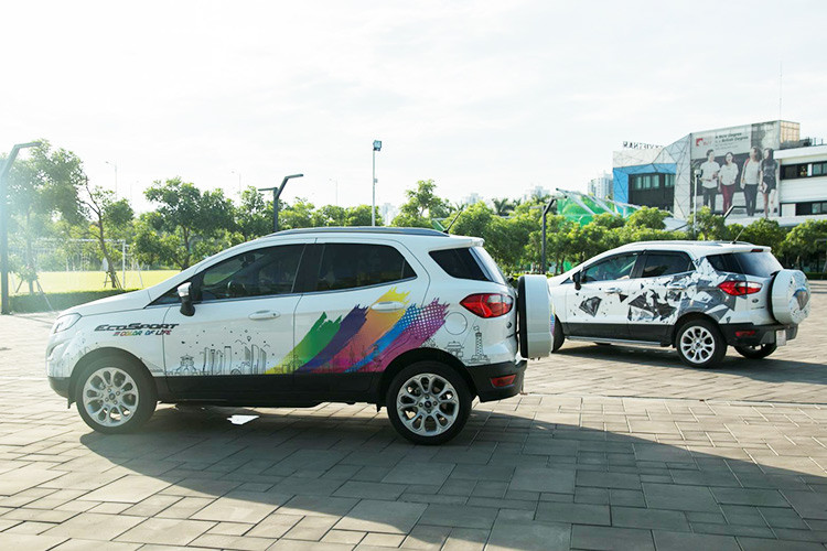 Mẫu thiết kế đoạt giải nhì bên trái với chủ đề “Color of Life”.