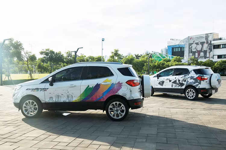 Mẫu thiết kế đoạt giải nhì bên trái với chủ đề “Color of Life”.