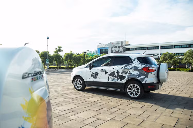 Khơi nguồn cảm hứng từ vẻ đẹp long lanh của kim cương tỏa sáng giữa đám đông dành cho chiếc xe Ford Ecosport màu sáng này.