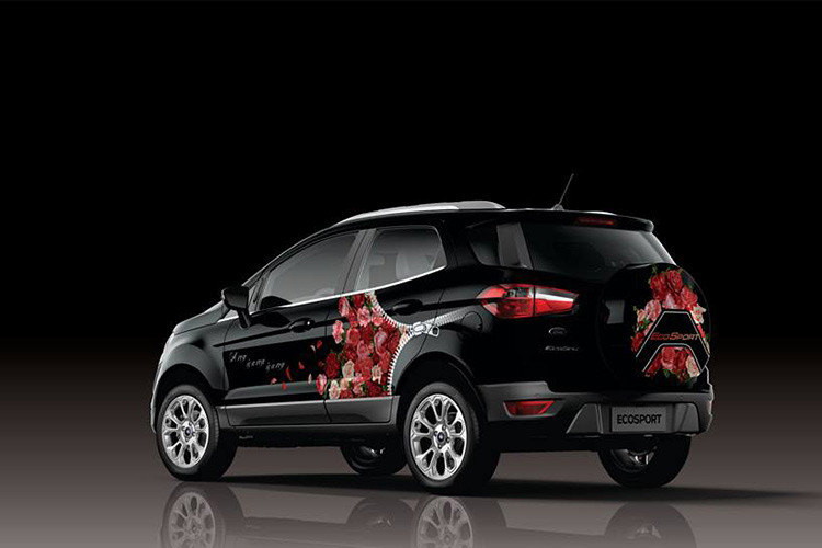 “Trong tâm hồn mỗi người phụ nữ là cả 1 vườn hoa hồng sắc hương, mà nếu chú tâm thì sẽ tìm thấy”, chị Lâm Thị Thơm chia sẻ về ý tưởng thiết kế của mình.