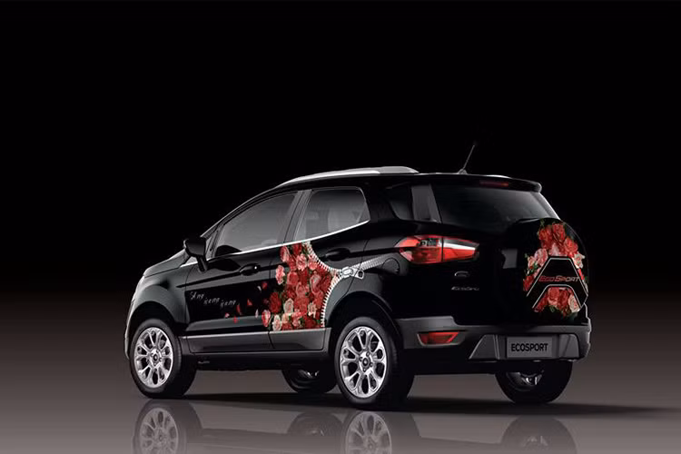 “Trong tâm hồn mỗi người phụ nữ là cả 1 vườn hoa hồng sắc hương, mà nếu chú tâm thì sẽ tìm thấy”, chị Lâm Thị Thơm chia sẻ về ý tưởng thiết kế của mình.