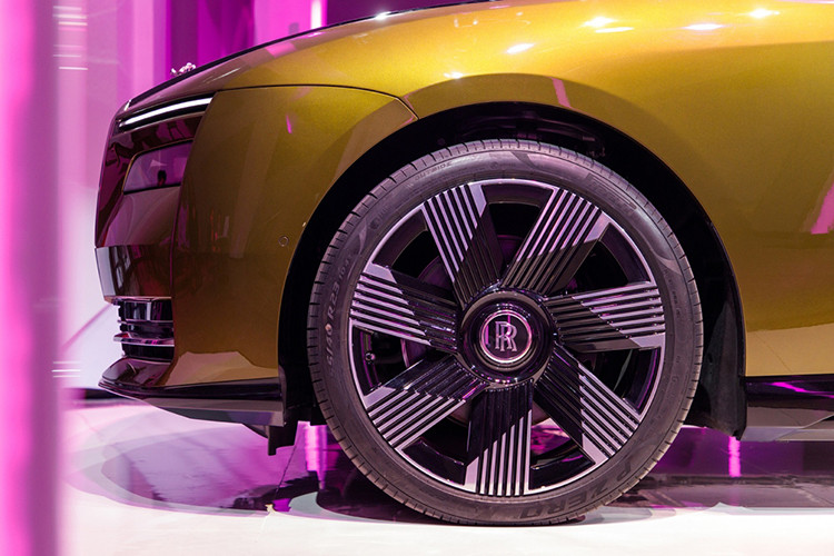 Bộ mâm trên chiếc Spectre trưng bày là loại 23 inch, lớn hơn bất kỳ tùy chọn mâm nào của Rolls-Royce. Trong khi đó, chiều dài tổng thể hơn 5,4 mét gần bằng một chiếc xe 16 chỗ, trong khi trọng lượng lên đến gần 3 tấn. Rolls-Royce không coi Spectre là "Wraith phiên bản thuần điện", bởi đây là một mẫu xe hoàn toàn mới sử dụng nền tảng khung gầm của Cullinan và Phantom VIII.