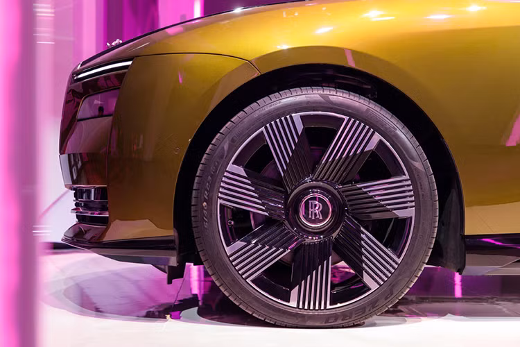 Bộ mâm trên chiếc Spectre trưng bày là loại 23 inch, lớn hơn bất kỳ tùy chọn mâm nào của Rolls-Royce. Trong khi đó, chiều dài tổng thể hơn 5,4 mét gần bằng một chiếc xe 16 chỗ, trong khi trọng lượng lên đến gần 3 tấn. Rolls-Royce không coi Spectre là "Wraith phiên bản thuần điện", bởi đây là một mẫu xe hoàn toàn mới sử dụng nền tảng khung gầm của Cullinan và Phantom VIII.