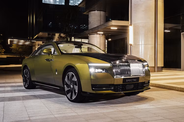 Khác với những chiếc xe Rolls-Royce mà Minh "Nhựa" sở hữu trước đó được mệnh danh "uống xăng như nước lã", mẫu xe Spectre hoàn toàn mới ra mắt Việt Nam lần này có mức tiêu thụ xăng 0 lít/100 km, lý do vì nó là 1 mẫu xe thuần điện. 