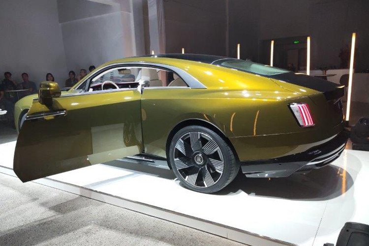 Rolls-Royce Spectre trang bị pin dung lượng 102 kWh cùng động cơ điện có công suất tối đa 577 mã lực, mô-men xoắn 900 Nm, mang đến khả năng tăng tốc 0-100 km/h trong 4,5 giây. Nếu sạc trụ 11 kWh 3 pha, bộ pin chỉ cần hơn 9 tiếng để sạc đầy.