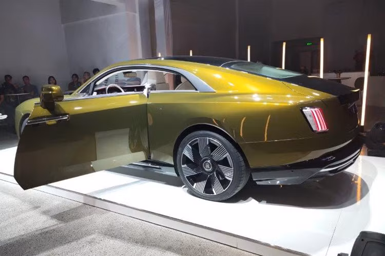 Rolls-Royce Spectre trang bị pin dung lượng 102 kWh cùng động cơ điện có công suất tối đa 577 mã lực, mô-men xoắn 900 Nm, mang đến khả năng tăng tốc 0-100 km/h trong 4,5 giây. Nếu sạc trụ 11 kWh 3 pha, bộ pin chỉ cần hơn 9 tiếng để sạc đầy.