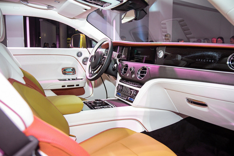 Bên trong xe tích hợp có hệ thống âm thanh giả lập để hỗ trợ người đi bộ hoặc người khiếm thị có thể phát hiện xe từ xa. Âm thanh giả lập này được tạo ra bởi nhạc sĩ người Đức có tên Hans Zimmer. Ông nổi tiếng với nhạc phim hoạt hình Vua Sư tử hay Cướp biển vùng Caribe, và từng đạt 2 giải Oscar. 