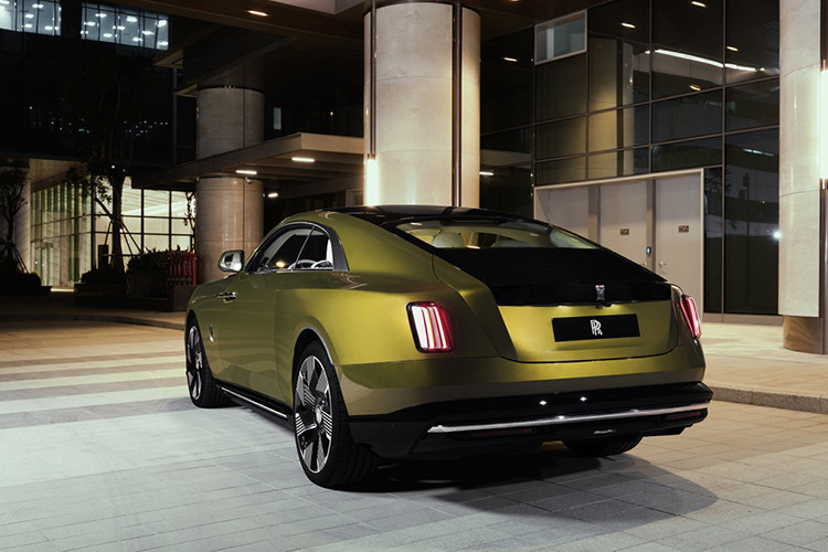 Về ngoại hình, Spectre lại sở hữu lưới tản nhiệt kích thước lớn nhất từ trước tới nay, góp phần giảm hệ số cản gió xuống 0,25 Cd. Logo "thiếu phụ bay" ở đầu xe cũng được tái thiết kế với phần đầu gối làm cong hơn, giúp chiều cao logo giảm xuống nhằm tối ưu tính khí động học.