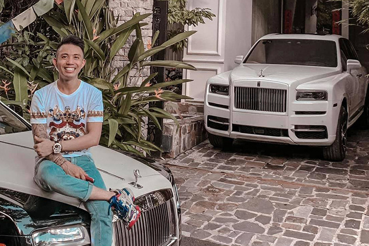 Mới đây, tay chơi Minh Nhựa lại gây bất ngờ cho cư dân mạng khi bật mí sẽ mua 1 chiếc xe siêu sang của thương hiệu Rolls-Royce. Và mẫu xe Rolls-Royce Minh Nhựa tậu dự đoán sẽ là Spectre, sản phẩm mới nhất của hãng xe siêu sang đến từ Anh quốc.