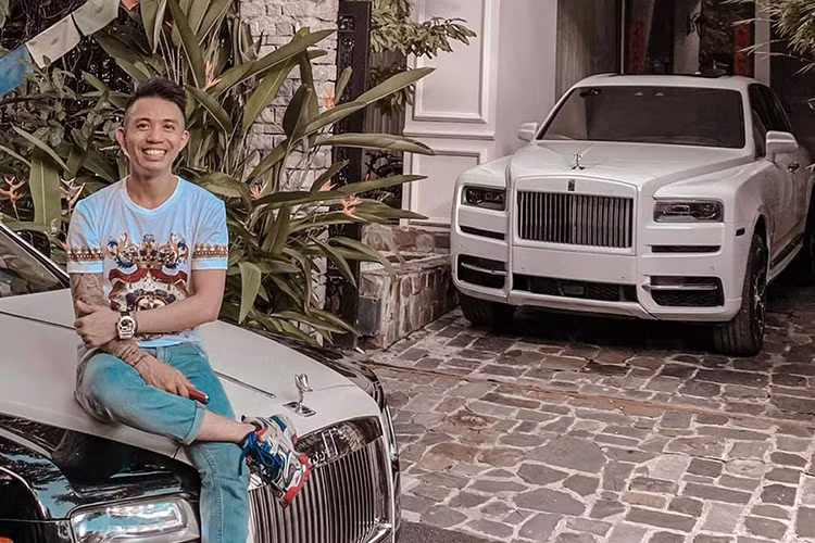 Mới đây, tay chơi Minh Nhựa lại gây bất ngờ cho cư dân mạng khi bật mí sẽ mua 1 chiếc xe siêu sang của thương hiệu Rolls-Royce. Và mẫu xe Rolls-Royce Minh Nhựa tậu dự đoán sẽ là Spectre, sản phẩm mới nhất của hãng xe siêu sang đến từ Anh quốc.