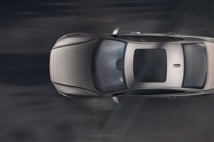 Volvo S60 phiên bản 2019 sẽ sở hữu 2 tùy chọn động cơ: phiên bản T5 dùng dẫn động cầu trước với động cơ tăng áp 4 xy-lanh 2.0L, cho công suất 250 mã lực; phiên bản T6 dùng hệ dẫn động tất cả các bánh với công suất 316 mã lực. Hãng cũng cung cấp 2 phiên bản plug-in hybrid kết hợp tăng áp hoặc siêu nạp.