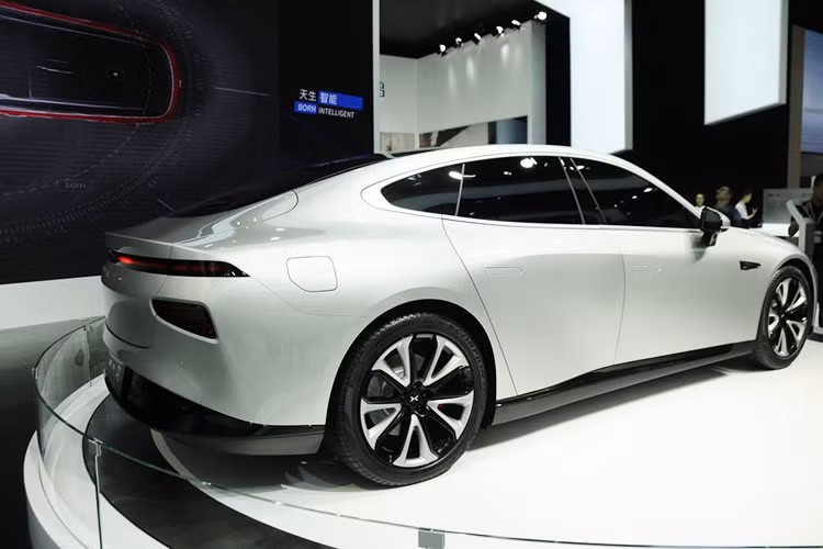 Những phần cứng này hoạt động cùng với hệ thống XPILOT 3.0 của riêng Xpeng để đem đến tính năng lái tự động Cấp 3 cho P7, bao gồm kiểm soát hành trình tự động, lựa chọn làn đường trên cao tốc, và đỗ xe tự động trong hầu hết tình huống.