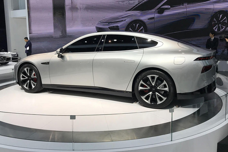 Về ngoại hình, phong cách của thiết kế P7 là rất khác biệt so với "đàn anh" SUV G3, và áp dụng một dáng vẻ gầm thấp và rất trơn mượt. Ở phía trước, nó có hai dải đèn pha mỏng được kết nối bởi một thanh đèn LED.