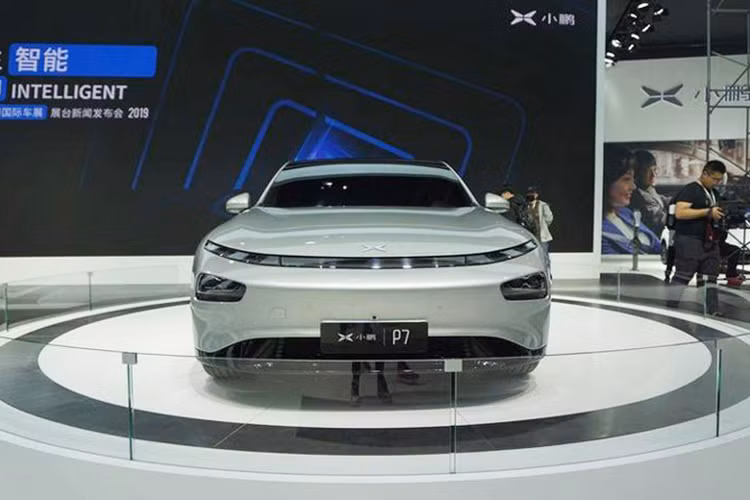 Thông tin chi tiết về cụm pin vẫn chưa được công bố, nhưng xe ôtô điện tự lái Xpeng P7 có thể di chuyển tới 600 km trên một lần sạc theo chu trình NEDC, vậy nên cụm pin của nó phải cỡ gần hoặc hơn 100 kWh.