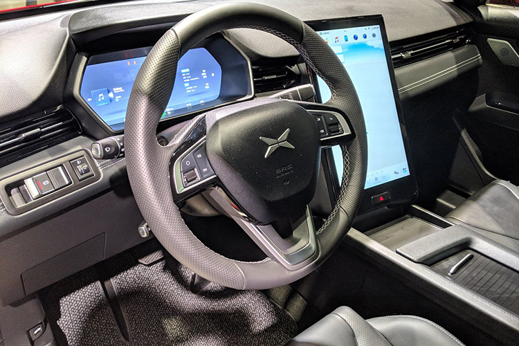Trong khi nhà sản xuất Xpeng vẫn chưa hé lộ hình ảnh nội thất của xe mới, nhưng họ lại đưa ra thông tin rằng nó có tích hợp giao diện người sử dụng mà tài xế có thể tương tác thông qua tiếng nói, tiếp xúc, và nét mặt nhờ có phần mềm nhận dạng cảm xúc của hệ thống.