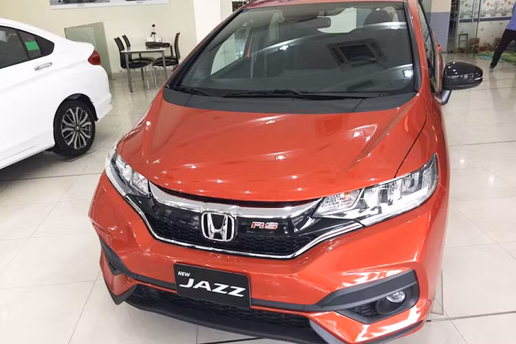 Honda sẽ phân phối chính hãng chiếc xe Jazz ở Việt Nam với 3 phiên bản cấu hình, gồm V (tiêu chuẩn), VX và RS (cao cấp nhất). Xe sẽ được bán ra tại các Đại lý Ôtô Honda trên toàn quốc kể từ ngày 05/03/2018, thời gian giao xe dự kiến sẽ diễn ra ngay trong Quý 2/2018 này.