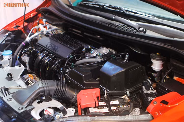 Jazz sở hữu động cơ i-VTEC 4 xy-lanh dung tích 1.5L cho công suất tối đa 118 mã lực tại 6.600 vòng/phút và mômen xoắn cực đại 145 Nm tại 4.600 vòng/phút. Sử dụng hộp số vô cấp CVT với cơ chế G-design tối ưu vận hành và công nghệ Earth Dreams, Honda Jazz có mức tiêu thụ nhiên liệu trong điều kiện tiêu chuẩn là 5,6 l/100 km.