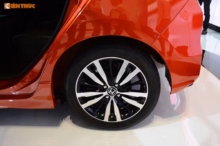 Gương chiếu hậu bên ngoài của xe cũng được tích hợp đèn báo rẽ xi-nhan. Xe được trang bị la-zăng hợp kim 16 inch đa chấu kiểu dáng thể thao năng động. Thân xe mang tính khí động học cao, với những đường gân mạnh mẽ kéo dài từ trước đến sau. Các chi tiết ngoại thất khác mang đậm chất của một mẫu xe gia đình nhưng vẫn đầy cá tính.