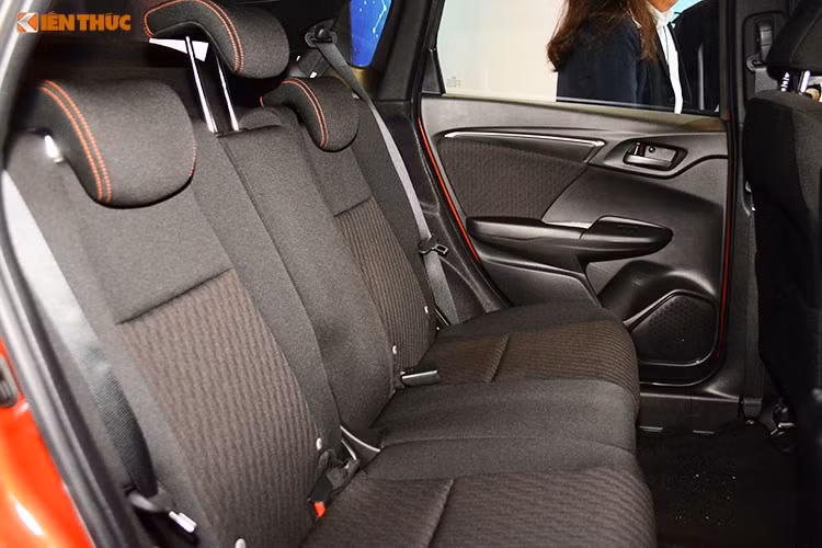 Ở bản V tiêu chuẩn, Honda Jazz có hệ thống chống bó cứng phanh (ABS), phân bố lực phanh điện tử (EBD) và trợ lực phanh (BA), dây đai trẻ em ISOFIX. Các bản VX và RS được bổ sung hệ thống cân bằng điện tử (VSA), hỗ trợ khởi hành ngang dốc (HSA), camera 3 góc quay. Hệ thống 6 túi khí đầy đủ nhất gồm túi khí hàng ghế trước, túi khí bên và túi khí rèm bên chỉ có ở bản RS.