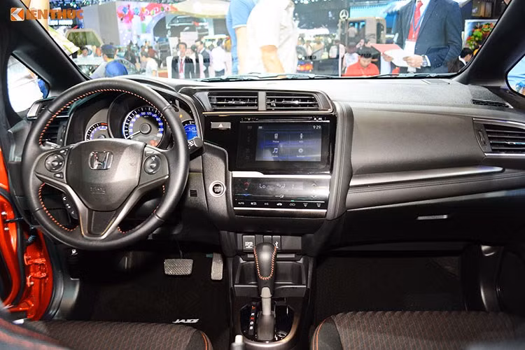 Bên trong nội thất của mẫy xe hatchback Honda Jazz RS mới tại Việt Nam gây ấn tượng ngay từ cái nhìn đầu tiên với bảng tap-lô bọc da khá sang trọng cùng vô-lăng 3 chấu thể thao, chìa khóa thông minh Smart Entry, khởi động xe bằng nút bấm... Mặc dù vậy, ghế ngồi vẫn chỉ sử dụng chất liệu nỉ với điểm nhấn đường chỉ khâu.