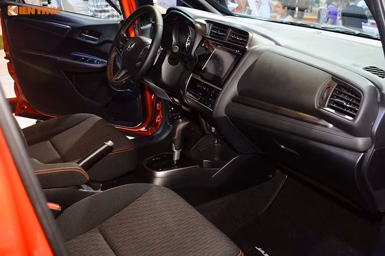 Trên mẫu xe mới này, hệ thống thông tin và cơ chế điều khiển được thiết kế hướng tới người lái, cung cấp thông tin về mức tiêu thụ nhiên liệu ước tính, thời gian, nhiệt độ bên ngoài, lượng nhiên liệu còn lại và cấp hộp số hiện tại... Nút bấm ECON mode và tính năng ECO coaching quen thuộc trên các mẫu xe ôtô Honda mới cũng hiện diện.