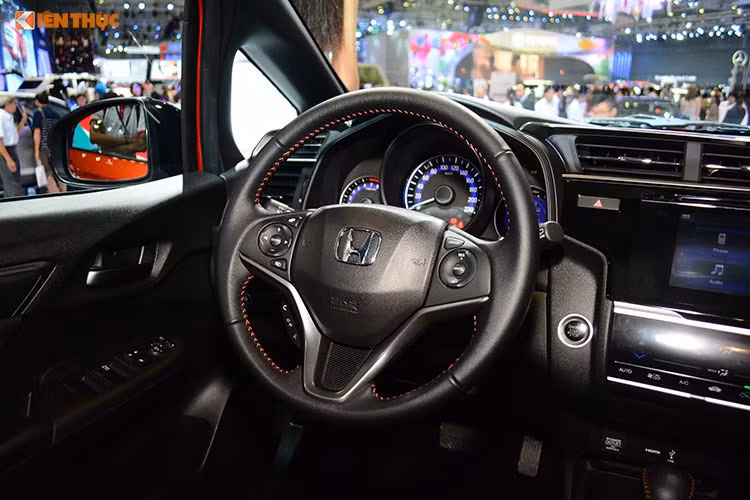 Bảng điều khiển trung tâm của xe với màn hình cảm ứng 7 inch, hỗ trợ kết nối smartphone, HDMI hay USB. Camera lùi cũng được hiển thị trên màn hình này. Bản RS có điều hòa tự động. Về mặt tiện ích, Honda Jazz cũng rất phong phú với điều hòa tự động, ổ cắm 12V, khe USB, nhiều hộc đựng đồ bố trí khắp khoang xe...