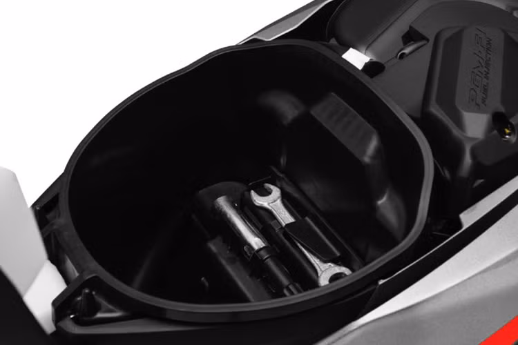 Hệ thống truyền động của Honda Wave Alpha 2025 là hộp số 4 cấp, đi kèm với cấu trúc Back Bone và khoang chứa đồ dưới yên ngồi có dung tích nhỏ 7,3 lít nhưng vẫn khá tiện ích.