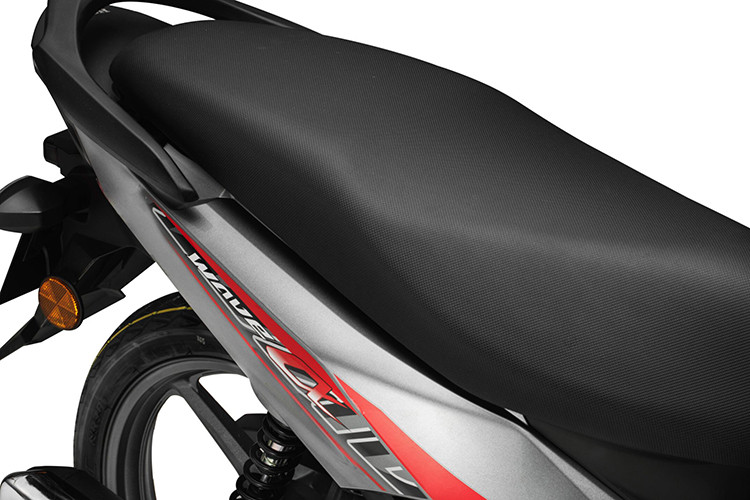 Về mặt tính năng và trang thiết bị, Honda Wave Alpha 2025 vẫn giữ được sự đơn giản và dễ sử dụng. Xe được trang bị hệ thống khởi động bằng Kick Starter và Electric Auto Start.