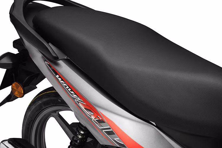 Về mặt tính năng và trang thiết bị, Honda Wave Alpha 2025 vẫn giữ được sự đơn giản và dễ sử dụng. Xe được trang bị hệ thống khởi động bằng Kick Starter và Electric Auto Start. 