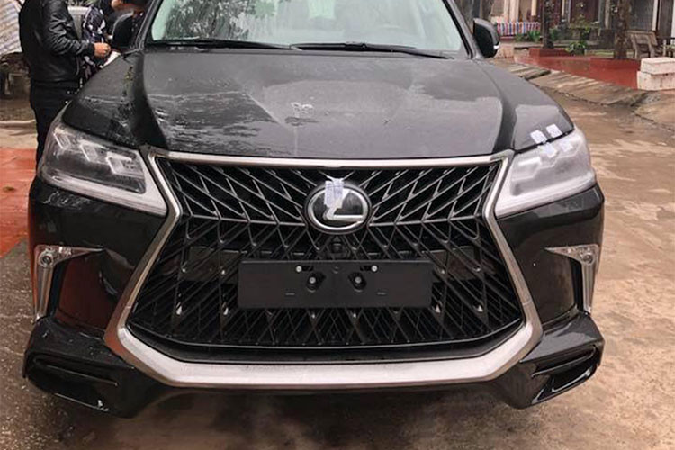 Khác biệt dễ nhận ra nhất của mẫu xe này so với bản thường là phần lưới tản nhiệt phía trước không còn dạng ngang như bản tiêu chuẩn, thay bằng loại đan xéo vào chính giữa. Cản trước thay đổi, hầm hố hơn đi kèm thanh nẹp bên hông hay đuôi xe được mạ crôm sáng bóng.