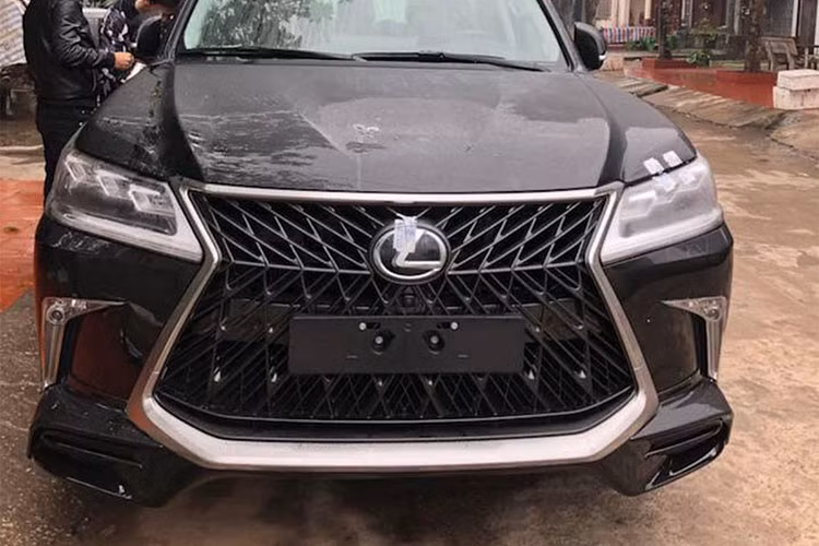 Khác biệt dễ nhận ra nhất của mẫu xe này so với bản thường là phần lưới tản nhiệt phía trước không còn dạng ngang như bản tiêu chuẩn, thay bằng loại đan xéo vào chính giữa. Cản trước thay đổi, hầm hố hơn đi kèm thanh nẹp bên hông hay đuôi xe được mạ crôm sáng bóng.