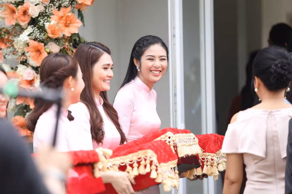 Dàn phù dâu nhà hoa hậu Đặng Thu Thảo.