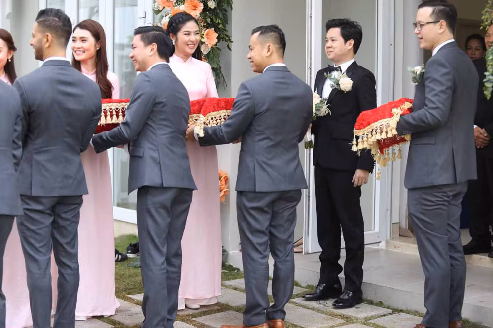 Nhà trai trao lễ vật cho nhà gái.