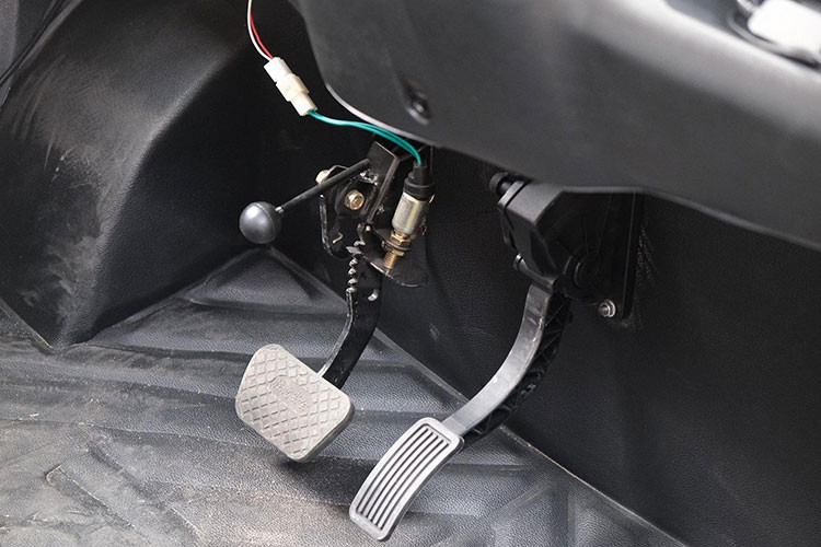 Xe sử dụng phanh tay cơ khí với chức năng khóa phanh chân. Lái thử một đoạn đường trong nội đô, chiếc xe cho cảm giác như một số mẫu xe điện vận hành trong nội đô hay xe chuyên dụng ở sân golf. Dưới ghế xe là nơi đặt ắc-quy với khả năng di chuyển lên tới 100km/lần sạc (theo giới thiệu của người bán).