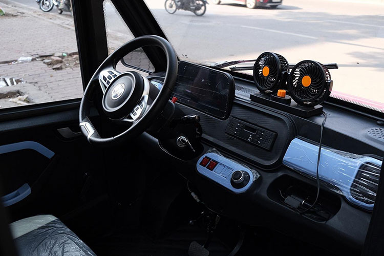 Bên trong khoang lái không có hệ thống điều hòa mà làm mát bằng quạt, bật tắt thông qua công tắc. Vô lăng khá nặng tay, phía sau có màn hình nhỏ hiển thị thông tin cơ bản. Hệ thống giải trí và các tính năng khác sơ sài, chỉ ngang những chiếc ôtô ra mắt cách đây 20 năm.