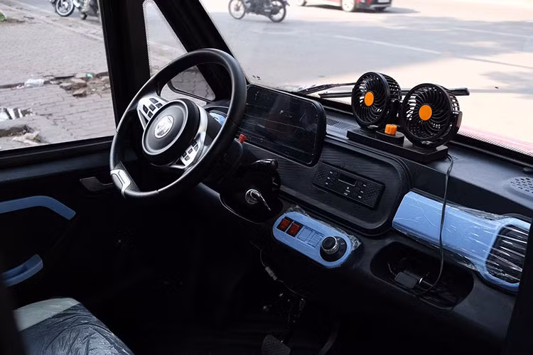 Bên trong khoang lái không có hệ thống điều hòa mà làm mát bằng quạt, bật tắt thông qua công tắc. Vô lăng khá nặng tay, phía sau có màn hình nhỏ hiển thị thông tin cơ bản. Hệ thống giải trí và các tính năng khác sơ sài, chỉ ngang những chiếc ôtô ra mắt cách đây 20 năm.