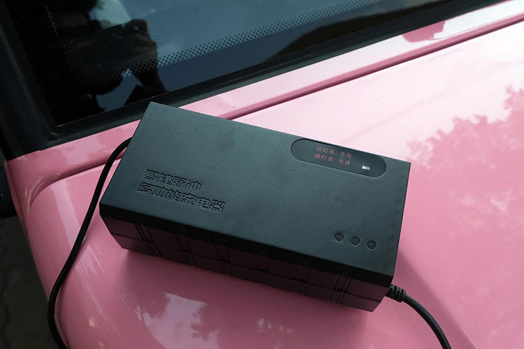 Các chi tiết bên ngoài được lắp ráp khá thô sơ, độ hoàn thiện kém, đặc biệt những khu vực có điểm tiếp nối. Xe có cấu hình 4 cửa, 2 hàng ghế tương tự phong cách của mẫu xe điện Wuling HongGuang MiniEV và VinFast VF3 mới ra mắt gần đây.