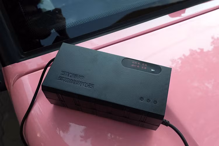 Các chi tiết bên ngoài được lắp ráp khá thô sơ, độ hoàn thiện kém, đặc biệt những khu vực có điểm tiếp nối. Xe có cấu hình 4 cửa, 2 hàng ghế tương tự phong cách của mẫu xe điện Wuling HongGuang MiniEV và VinFast VF3 mới ra mắt gần đây.