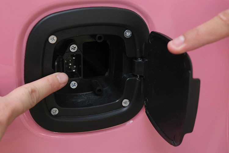 Khách khi mua xe được cung cấp một tập tài liệu hướng dẫn sử dụng bằng tiếng Trung và thông số kỹ thuật. Phần cột cửa kính màu đen, các chi tiết sạc, đèn... của xe được làm đơn giản giống như xe đồ chơi trẻ em. 