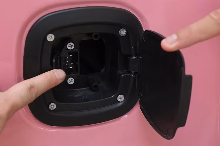 Khách khi mua xe được cung cấp một tập tài liệu hướng dẫn sử dụng bằng tiếng Trung và thông số kỹ thuật. Phần cột cửa kính màu đen, các chi tiết sạc, đèn... của xe được làm đơn giản giống như xe đồ chơi trẻ em. 