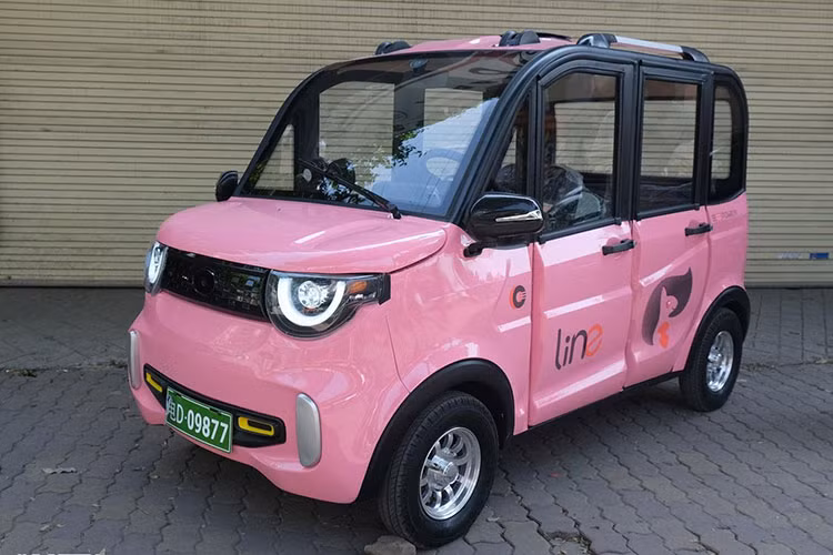 Dòng xe ôtô mini điện Trung Quốc này hiện đang được một garage xe cũ trên đường Phạm Hùng (Hà Nội) bày bán. Giá giao đến tay khách hàng chưa đến 100 triệu đồng.