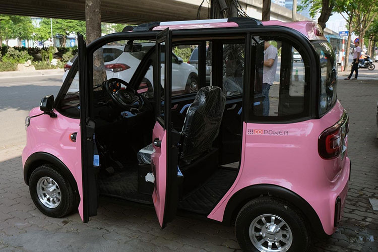 Theo lời người bán, chiếc ôtô điện Trung Quốc nhập lậu này phù hợp đi loanh quanh ở quê hoặc trong đô thị. Tuy nhiên, theo quy định tại Việt Nam, những chiếc xe không làm thủ tục đăng kiểm và sẽ không được phép lưu thông.