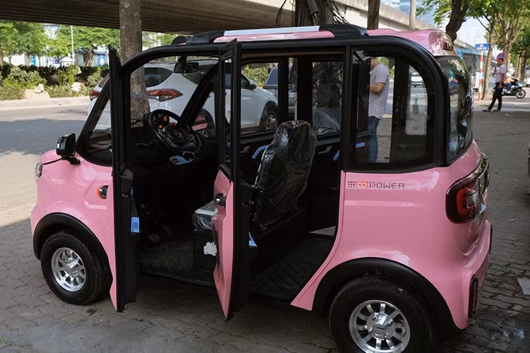 Theo lời người bán, chiếc ôtô điện Trung Quốc nhập lậu này phù hợp đi loanh quanh ở quê hoặc trong đô thị. Tuy nhiên, theo quy định tại Việt Nam, những chiếc xe không làm thủ tục đăng kiểm và sẽ không được phép lưu thông.